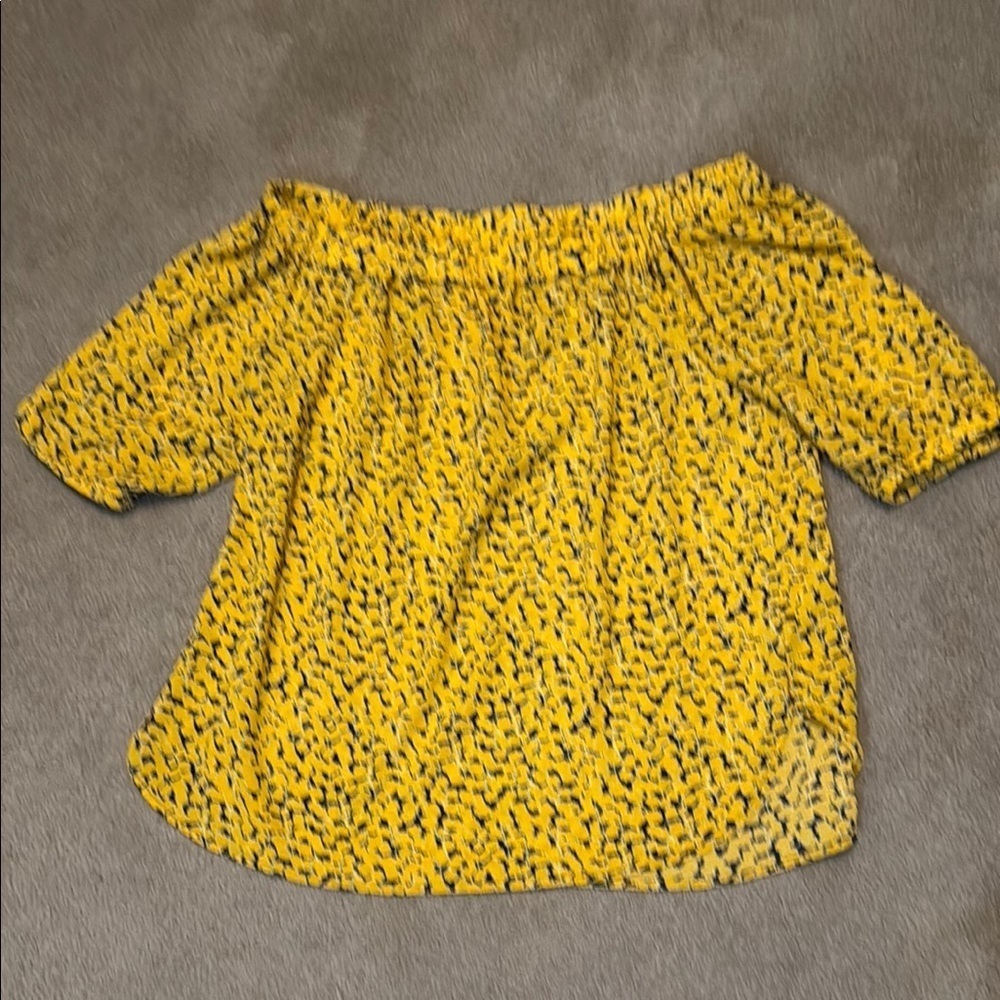 MICHAEL Michael Kors Gold Puff Sleeve Ruffled Blouse